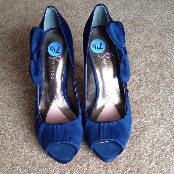 Sold eBay - Paris Hilton Navy Blue heels - Picture 2 of 4
