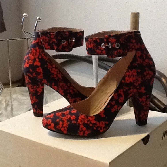 Cute Shoedazzle floral pumps!