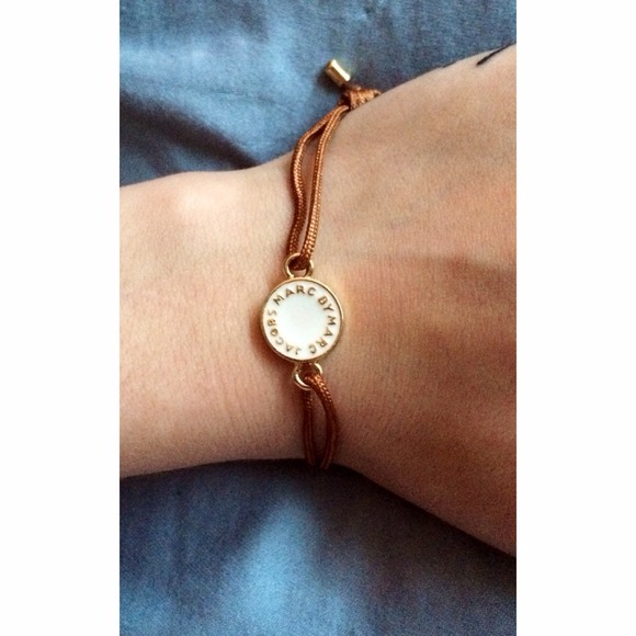 MARC BY MARC JACOBS BUTTON BRACELET BROWN STRING