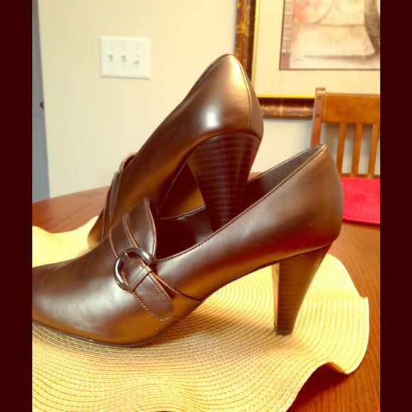 Metallic brown buckle shoes!
