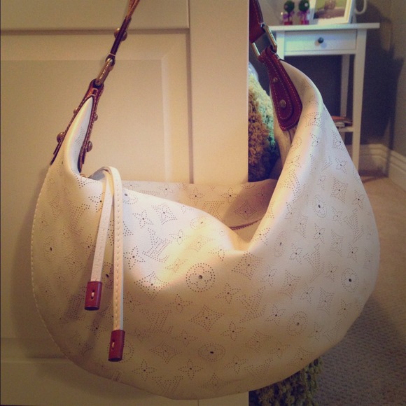 🎉 Just Sharing 🎉 Louis Vuitton Onatah Hobo Bag