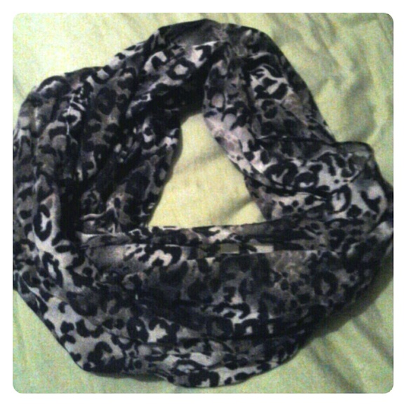Leopard infinity scarf