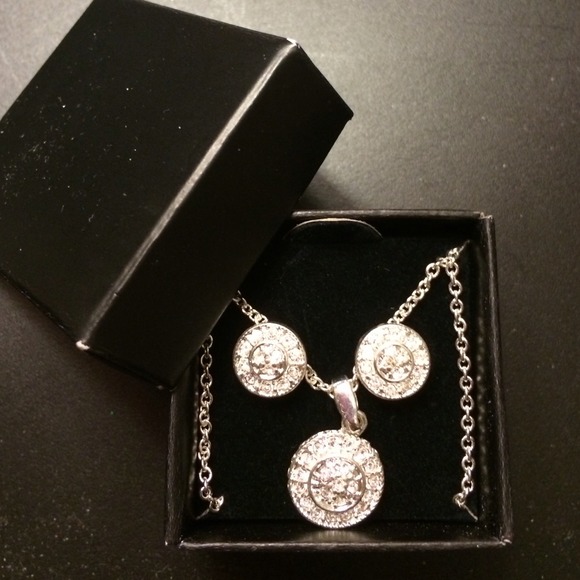 Necklace and ear rings