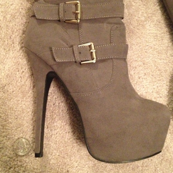 🍀🎉HOST PICK 4/12/14🎉NWOT Amoroso Grey Heels - Picture 3 of 3