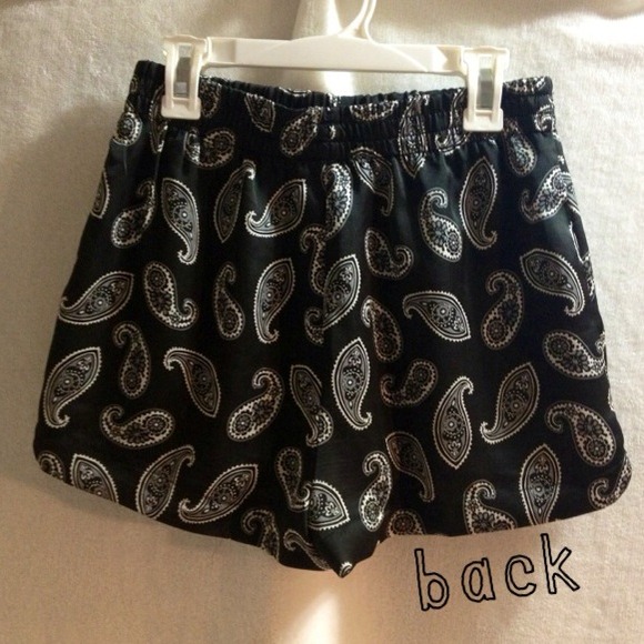 🚨SOLD IN BUNDLE🚨Cute shorts 😎 - Picture 4 of 4