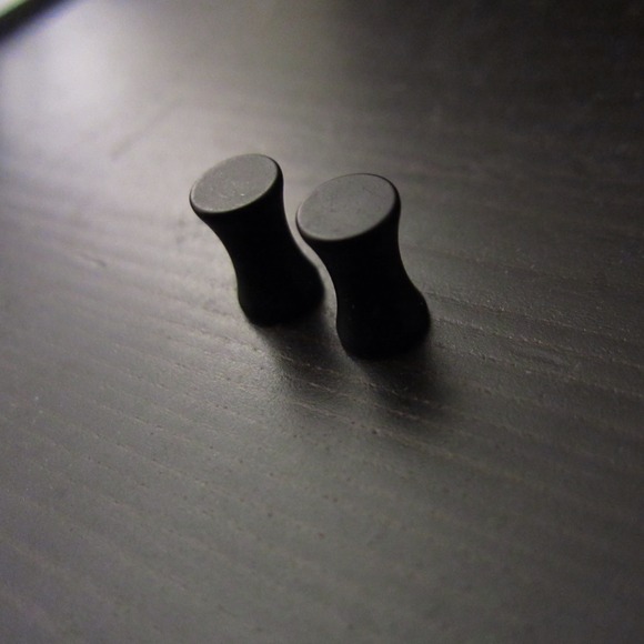 4g Black Plugs