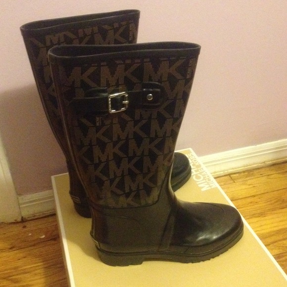 🚫SOLD🚫 More pictures of the MK boots