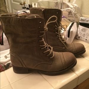Super cute brandy boots in tan color