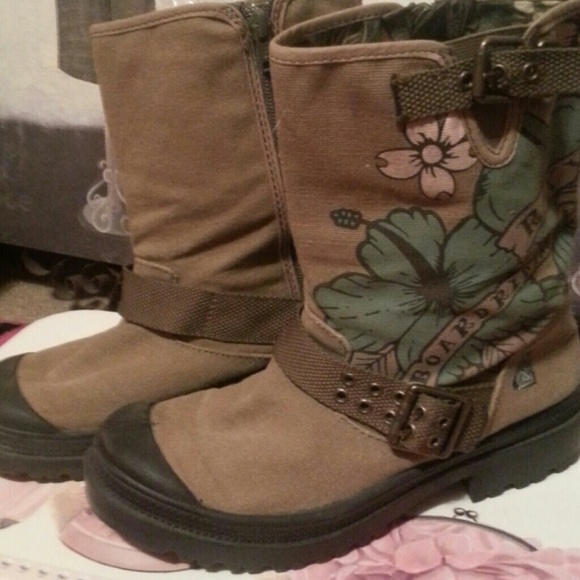 Super cute Roxy boots!