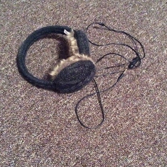 Earmuff headphones