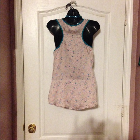 Pretty silky top - Picture 3 of 3