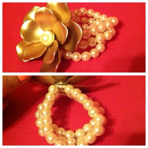 Jewelry - Gold and Pearl flower bracelet