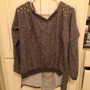 💗SOLD💗Super cute hi/lo sweater with rips