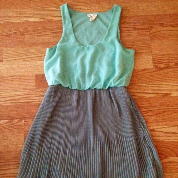 Urban Outfitters Dresses & Skirts - Urban outfitters pleated dress!