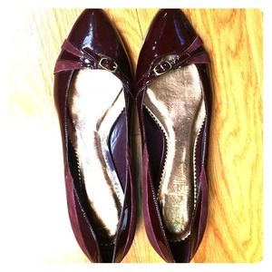 👠Stylish burgundy Nicole Miller flats!!
