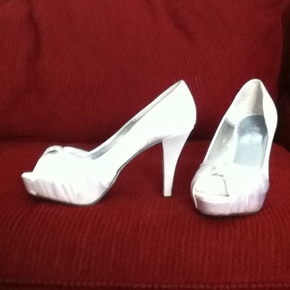 REDUCED!!!! Michaelanhelo David's Bridal Shoes - Picture 2 of 4