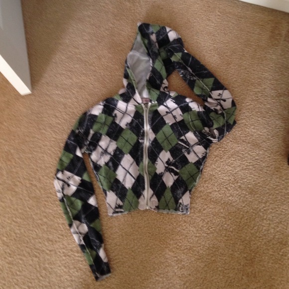Short hoodie sweater