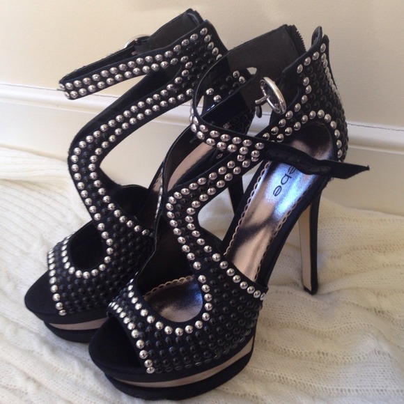 Sexy bebe pumps! Size 9