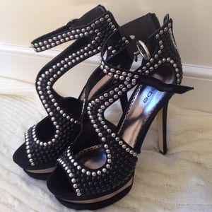 Sexy bebe pumps! Size 9
