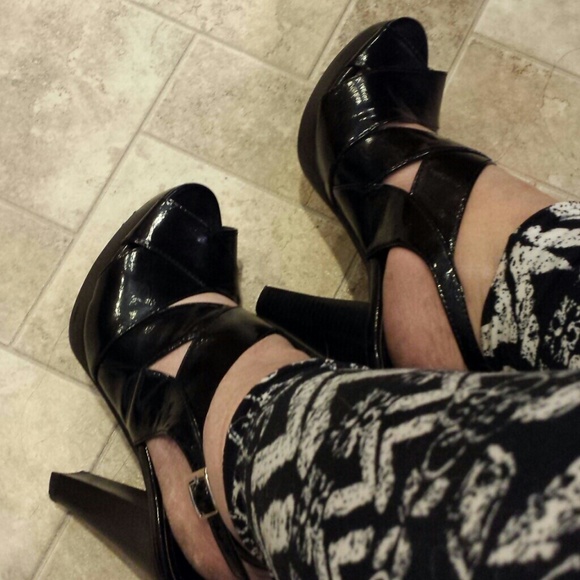 Kristin Davis black patent ish sexy heels. Sz 6 - Picture 2 of 4