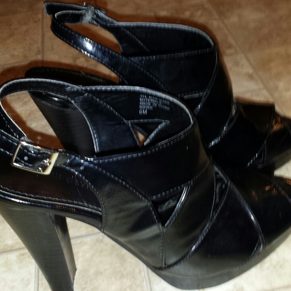 Kristin Davis black patent ish sexy heels. Sz 6 - Picture 4 of 4