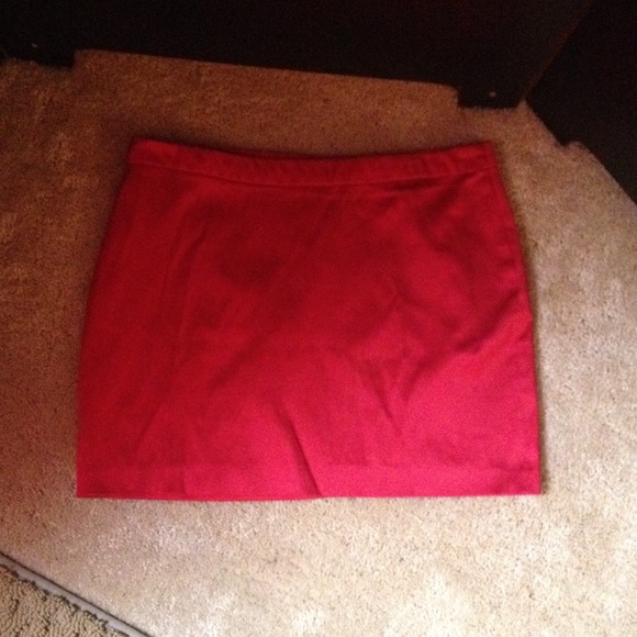 Satiny red mini skirt. Small