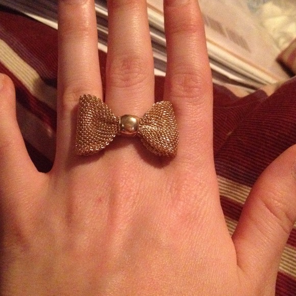 Gold bow ring - Picture 3 of 3
