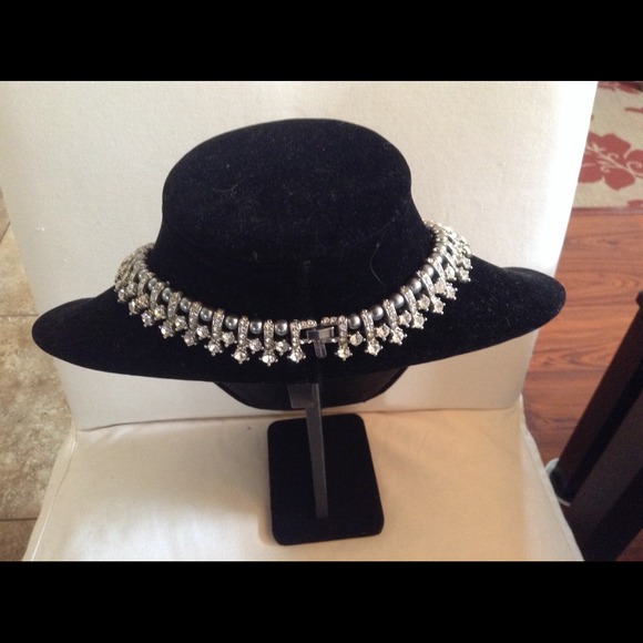 Beautiful necklace - Picture 2 of 2