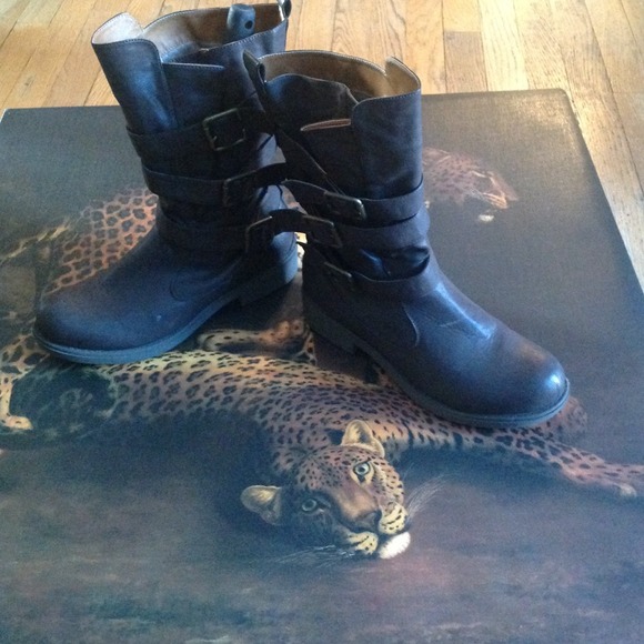 Brown mid calf boots👢NOT AVAILABLE👢