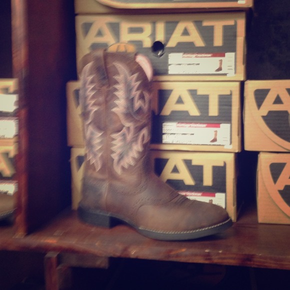 I have a pair of brand new size 9 Ariat boots!