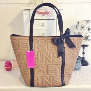 FLASH SALE! Was $78 🎉🎉🎉 NWT Betsey Johnson Tote