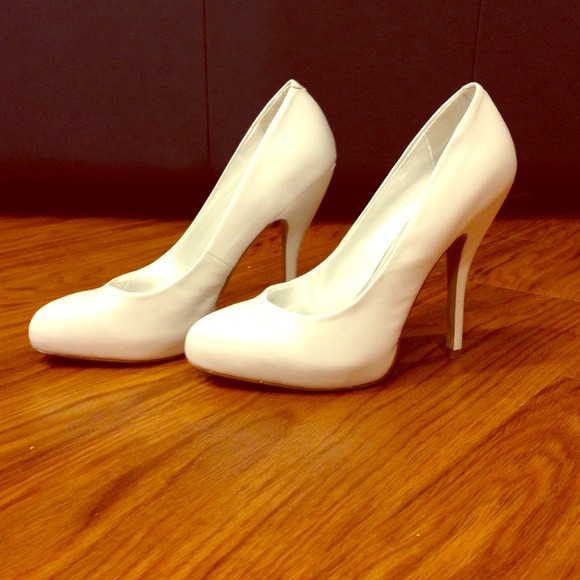 Price Reduced! Bakers Desta White Leather Pumps!