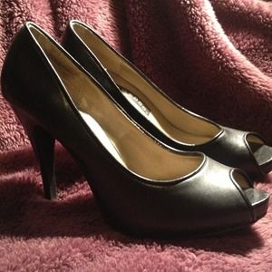 Ellemeno peep toe black heels
