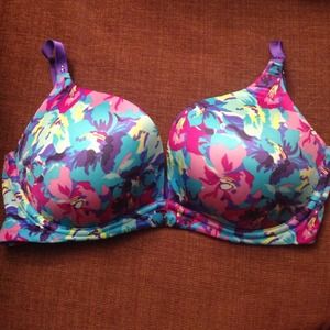 Victoria's Secret biofit push up bra HOLDDDDD
