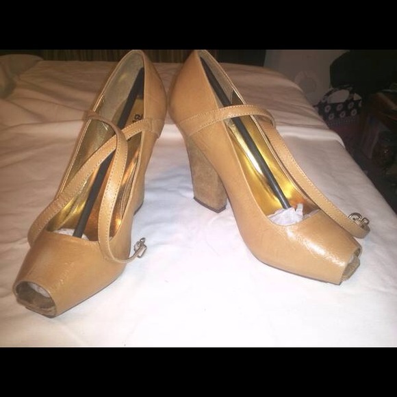 Like New, Tan Shoe (in box) - Picture 2 of 2