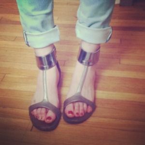 🔻Final Reduction🔻metallic T-strap sandals w cuff