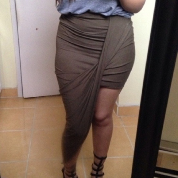 🚫Assymetrical Skirt🚫 - Picture 2 of 3