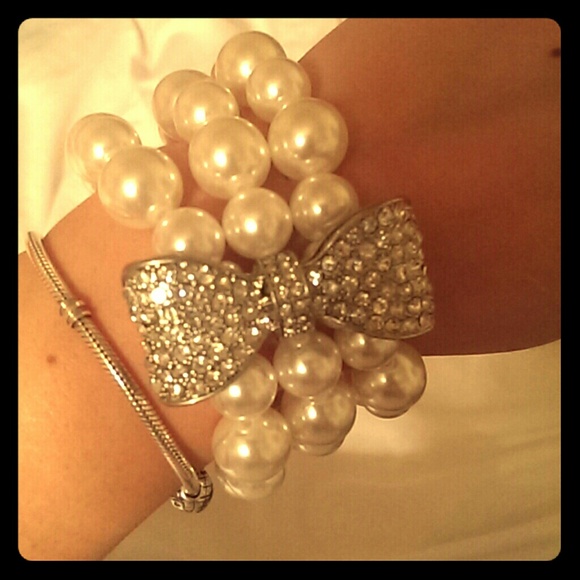 White House Black Market pearl bracelet