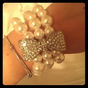 White House Black Market pearl bracelet