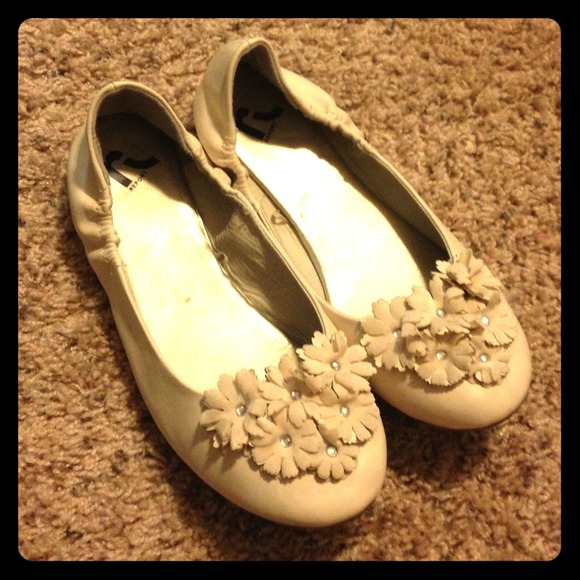 ☀SOLD☀Cute Ivory Flats