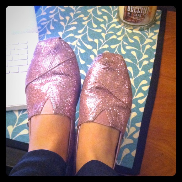 ❌❌❌BUNDLED! ❌❌❌Sparkle Toms-light pink size 5