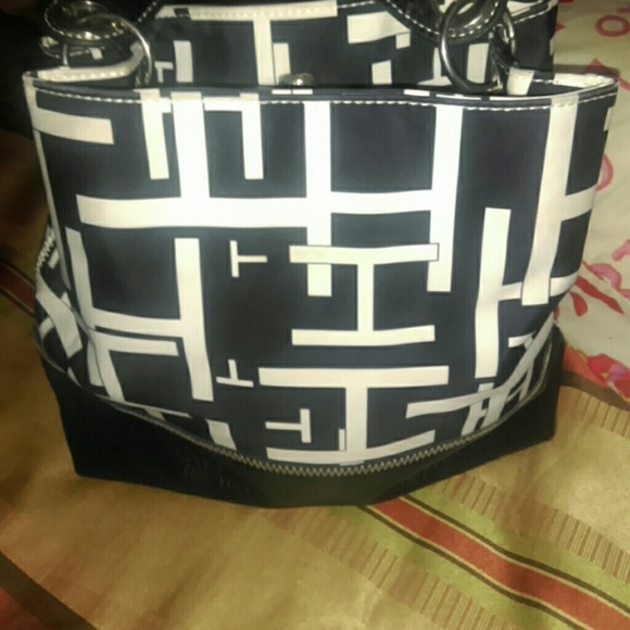 Tommy Hilfiger Handbags - Tommy Hilfiger purse