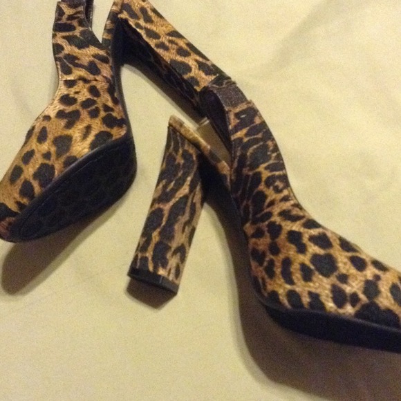 Cheetah print pumps - Picture 2 of 4