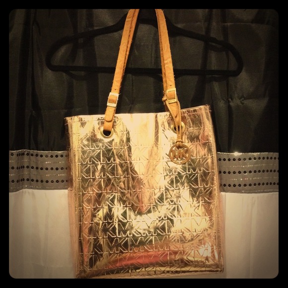 Michael Kors rose gold purse ***