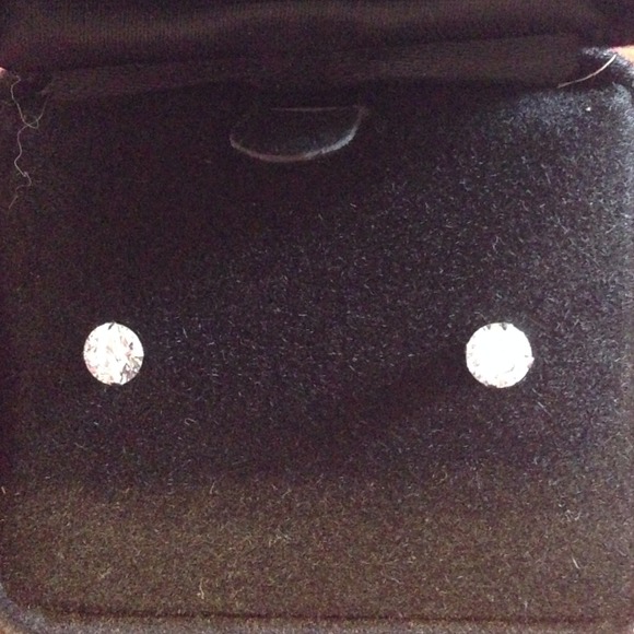 💎 REDUCED!!! 💎 Brand new Macy's CZ earrings