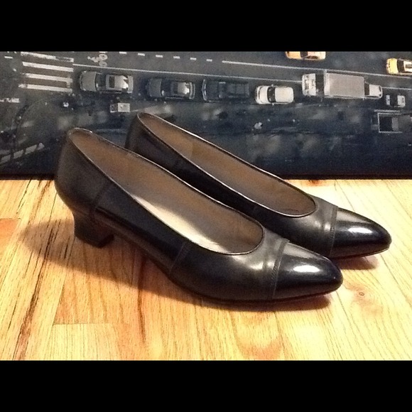 Vintage Salvatore Ferragamo black pump heels