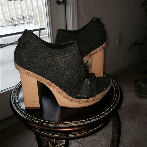 unleashed Shoes - 🆕Stunning grey canvas shoes.