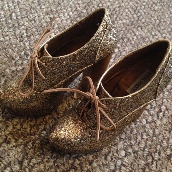 *PRICE REDUCED* Steve Madden glitter booties 💃 .