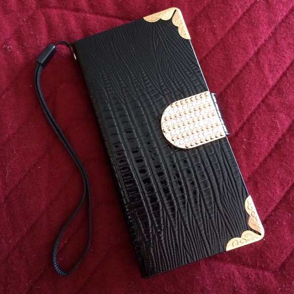 💥REDUCED💥iPhone 5/5s flip case in Black & Gold.