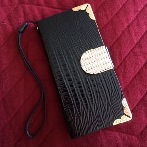 💥REDUCED💥iPhone 5/5s flip case in Black & Gold.